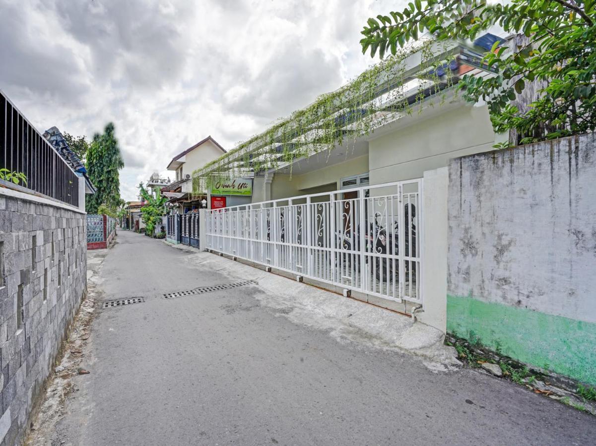 Oyo 90804 Oma Uti Homestay Syariah Yogyakarta Exterior photo